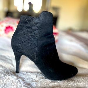 Cute faux swede black boots